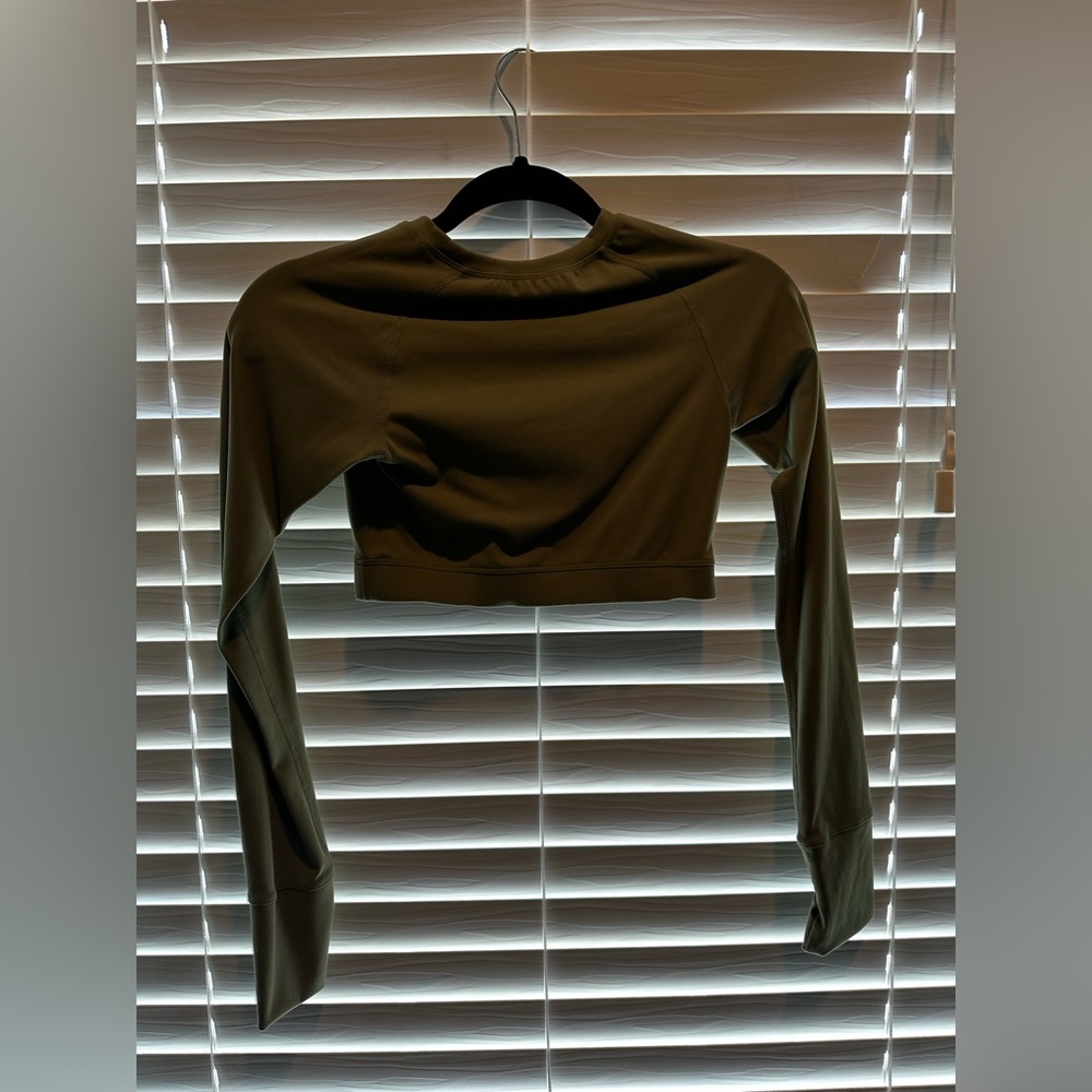 Gym crop top with long sleeves